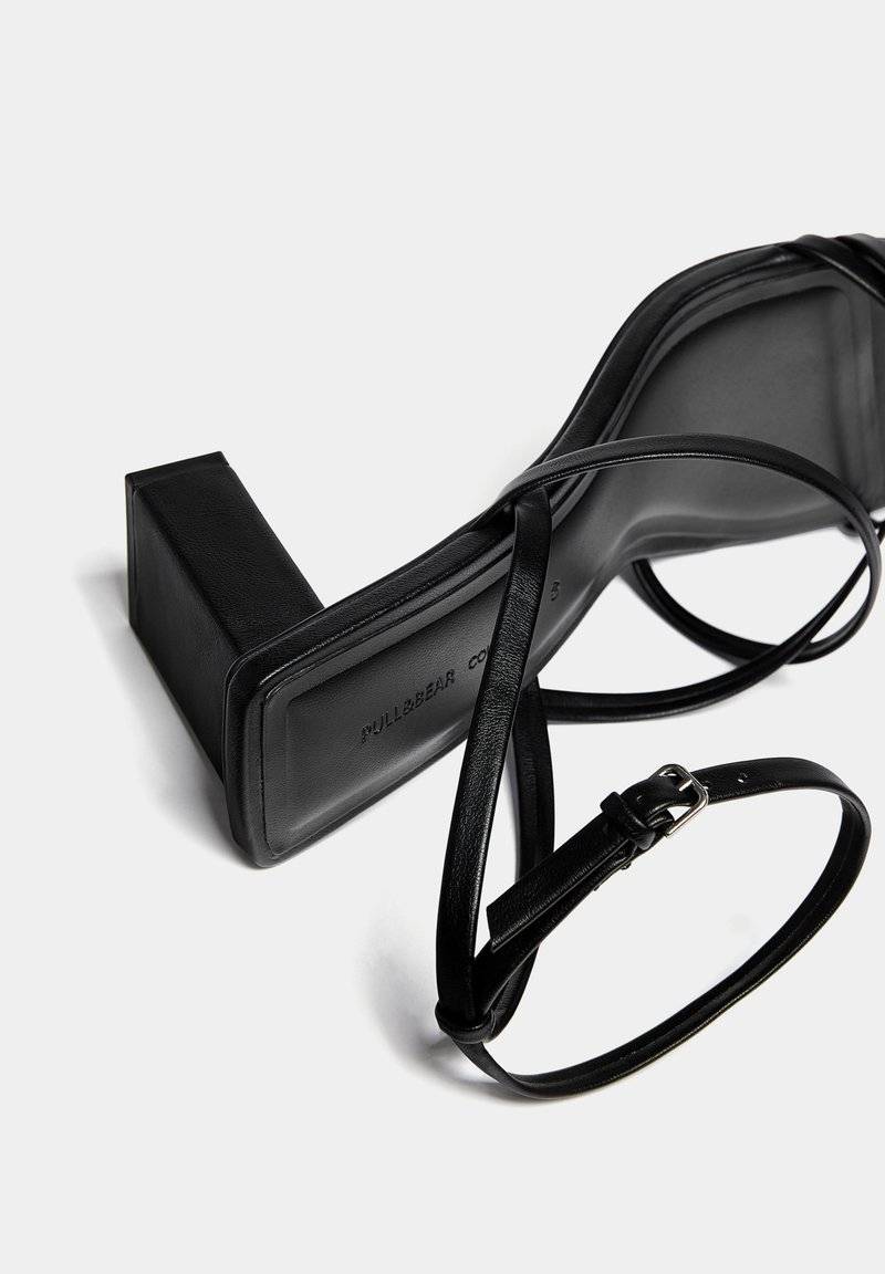 PULL&BEAR PULL&BEAR WITH CROSSOVER STRAPS - Sandals - black Jubiläumsangebot