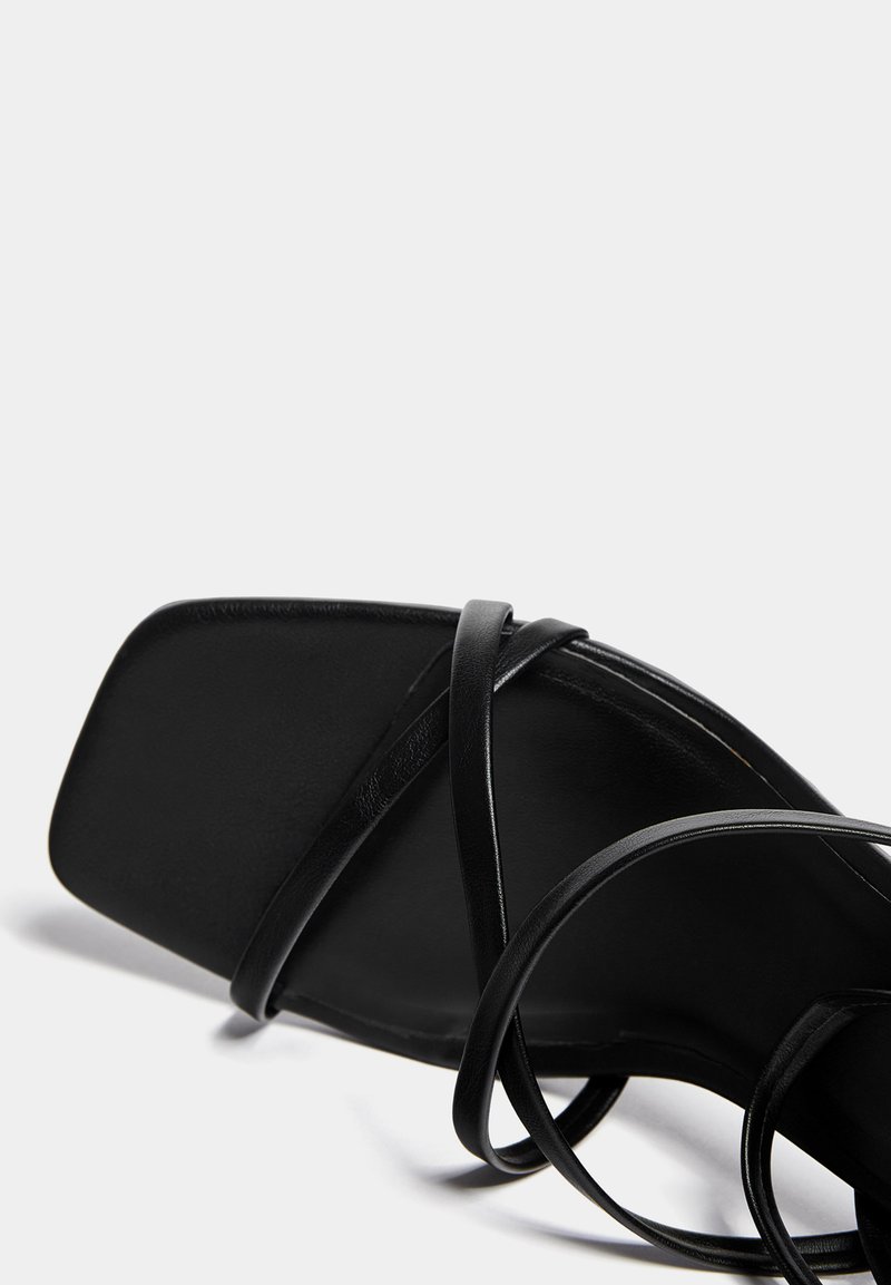 PULL&BEAR PULL&BEAR WITH CROSSOVER STRAPS - Sandals - black Jubiläumsangebot