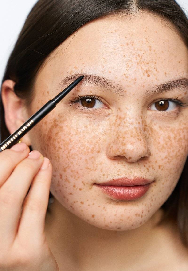 Makeup Revolution Makeup Revolution REVOLUTION PRECISE BROW PENCIL - Eyebrow pencil - dark brown Vierteljährliche Förderung