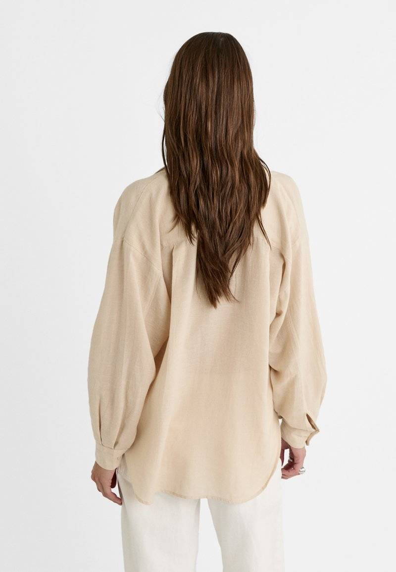 Stradivarius Stradivarius RUSTIKALES DAILY - Button-down blouse - beige Speichern exportieren