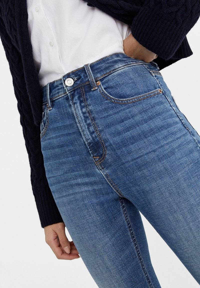 Stradivarius Stradivarius MIT SEHR HOHEM BUND - Jeans Skinny Fit - blue denim Verkauf