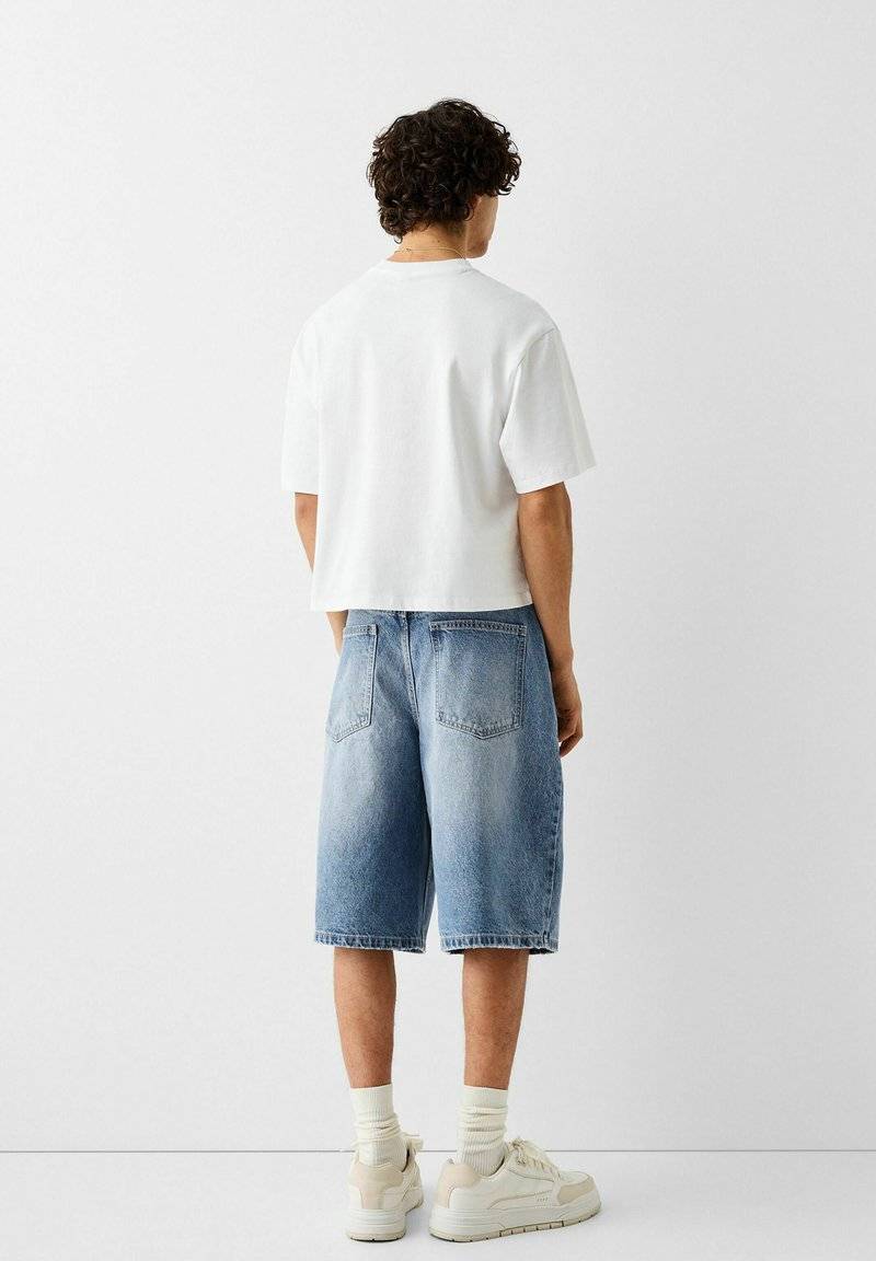 Bershka Bershka BAGGY BERMUDA - Denim shorts - lightblue denim Fabrikverkauf