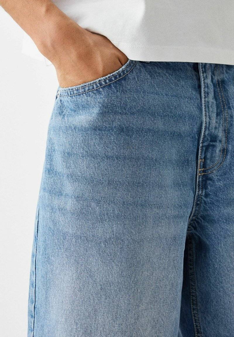 Bershka Bershka BAGGY BERMUDA - Denim shorts - lightblue denim Fabrikverkauf