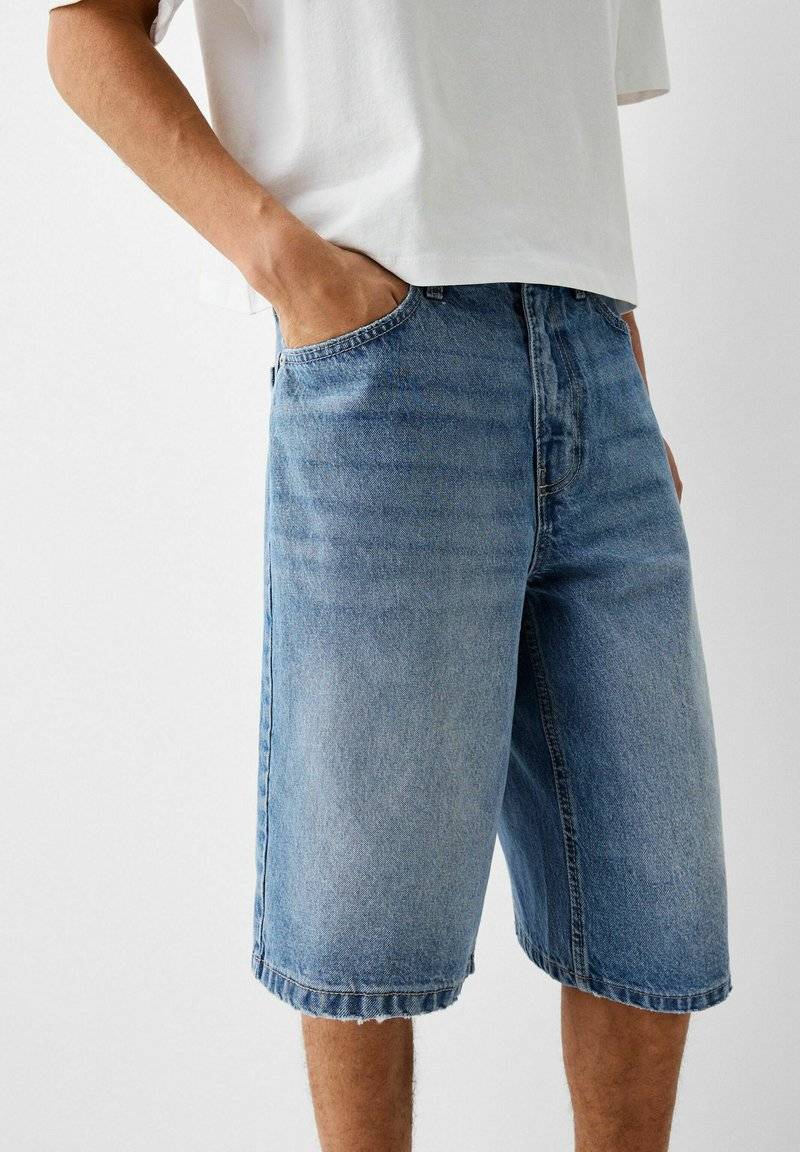 Bershka Bershka BAGGY BERMUDA - Denim shorts - lightblue denim Fabrikverkauf