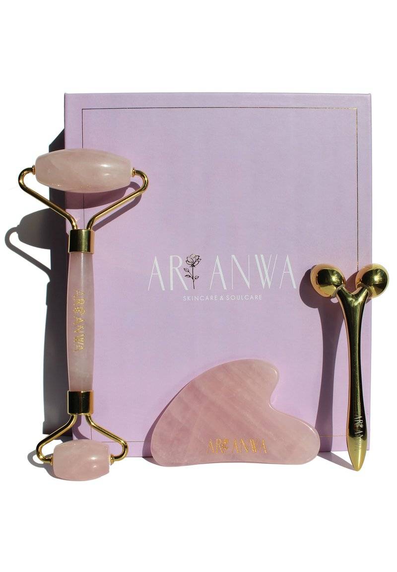 ARI ANWA Skincare ARI ANWA Skincare THE GLOW KIT ROSE – FACE YOGA SET: GUA SHA, ROSENQUARZ ROLLER & 3D MASSAGER - Skincare set - rosa Super Rabatt