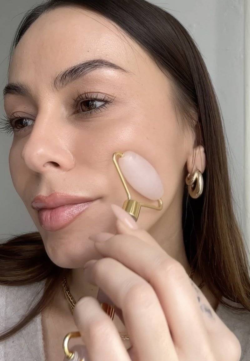 ARI ANWA Skincare ARI ANWA Skincare THE GLOW KIT ROSE – FACE YOGA SET: GUA SHA, ROSENQUARZ ROLLER & 3D MASSAGER - Skincare set - rosa Super Rabatt
