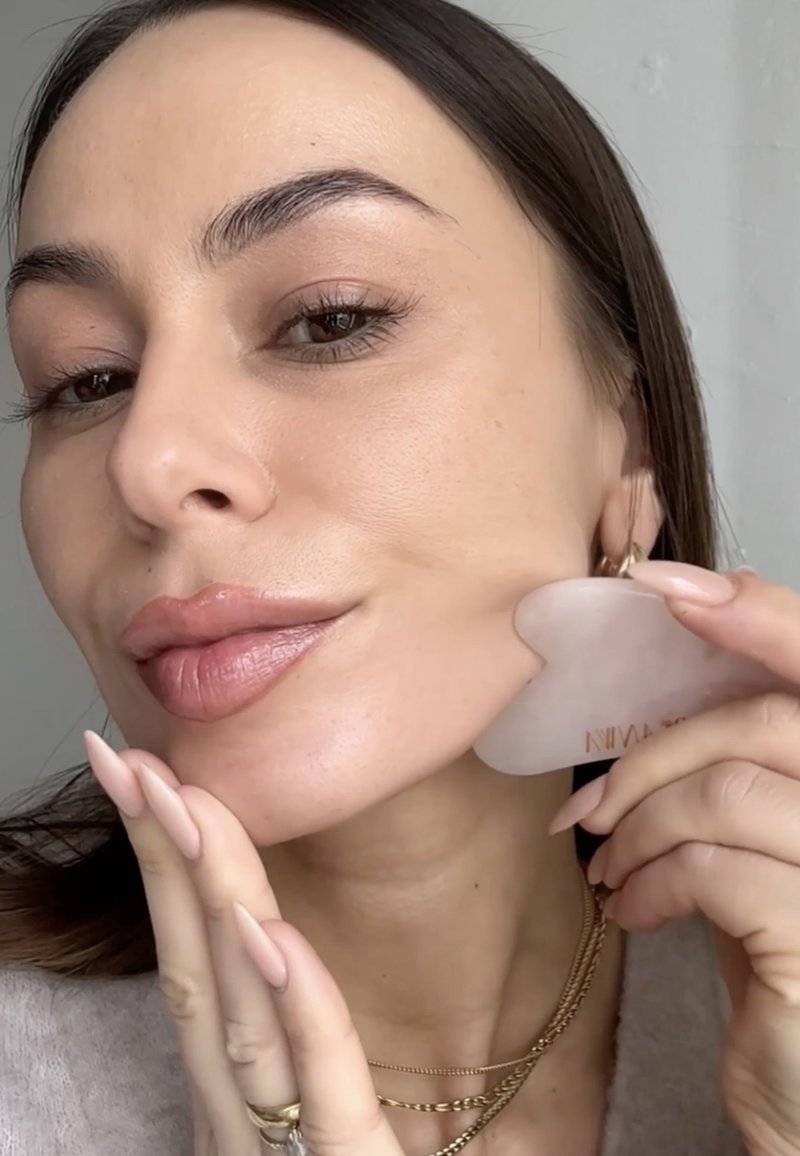 ARI ANWA Skincare ARI ANWA Skincare THE GLOW KIT ROSE – FACE YOGA SET: GUA SHA, ROSENQUARZ ROLLER & 3D MASSAGER - Skincare set - rosa Super Rabatt
