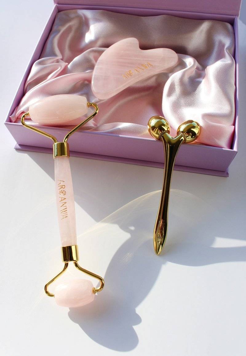 ARI ANWA Skincare ARI ANWA Skincare THE GLOW KIT ROSE – FACE YOGA SET: GUA SHA, ROSENQUARZ ROLLER & 3D MASSAGER - Skincare set - rosa Super Rabatt