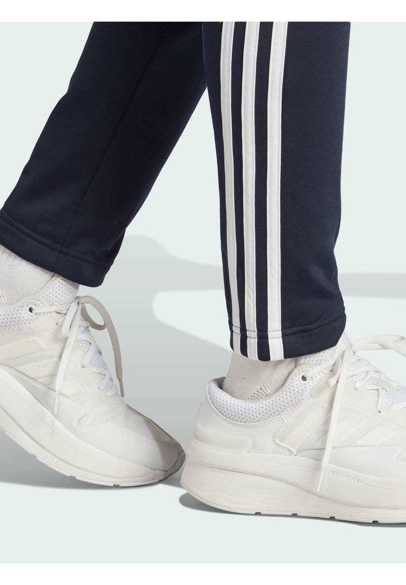 adidas Sportswear adidas Sportswear ESSENTIALS 3-STRIPES - Tracksuit - legend ink white 2025