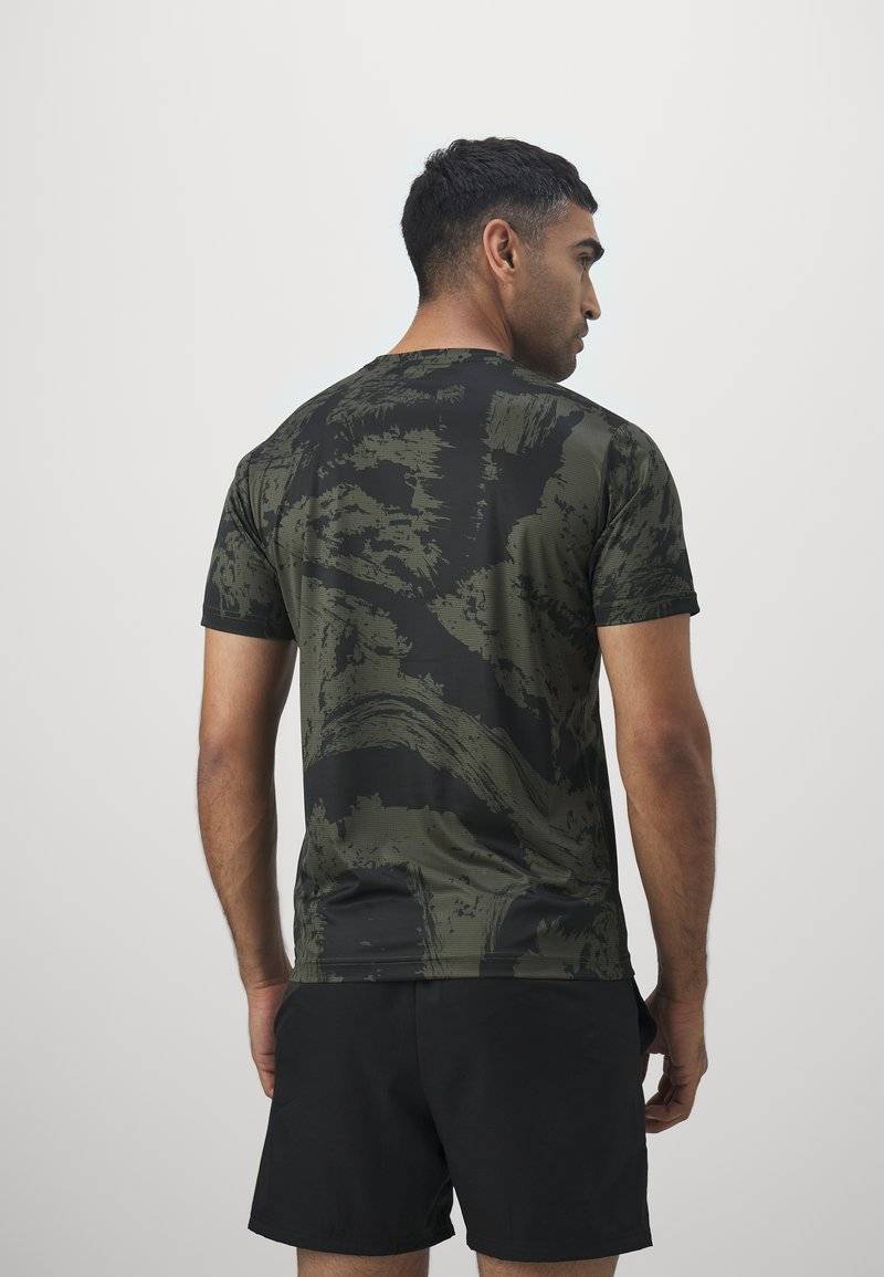 Puma Puma TRAIN ALL DAY TEE - Print T-shirt - dark olive Verkauf
