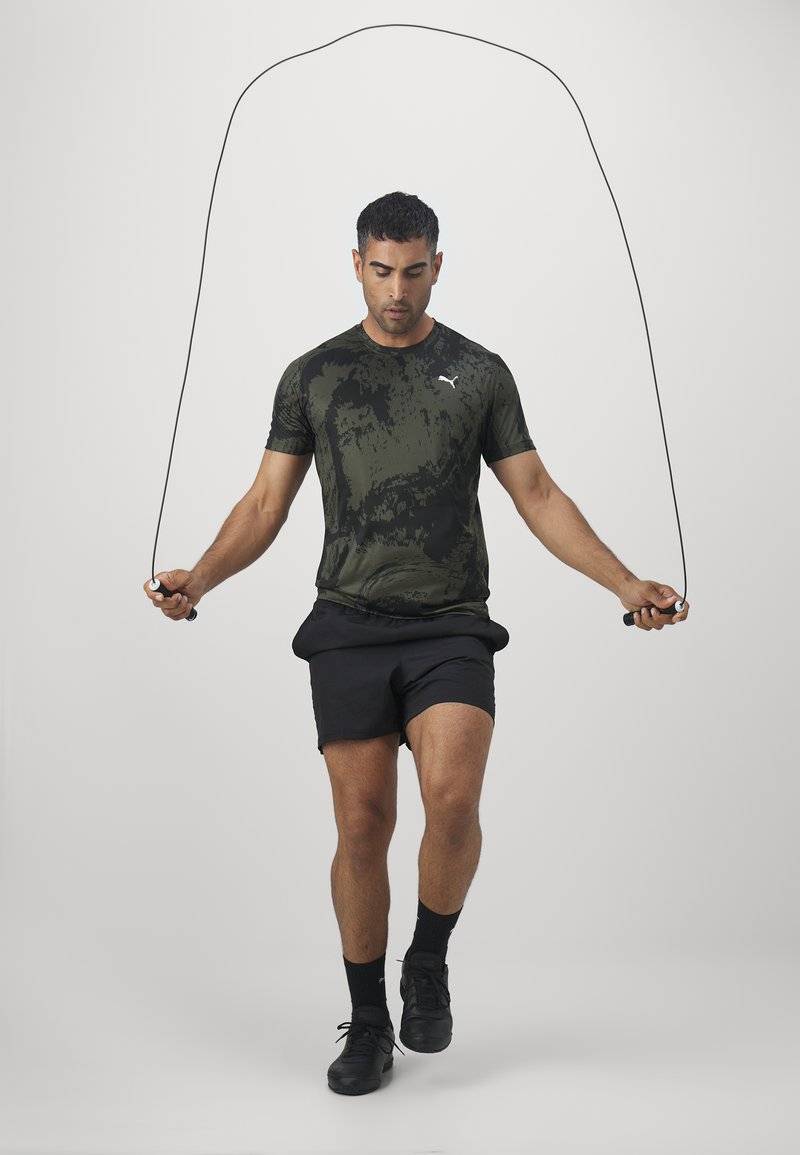 Puma Puma TRAIN ALL DAY TEE - Print T-shirt - dark olive Verkauf