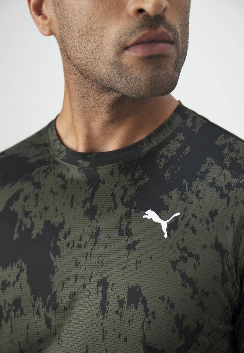 Puma Puma TRAIN ALL DAY TEE - Print T-shirt - dark olive Verkauf
