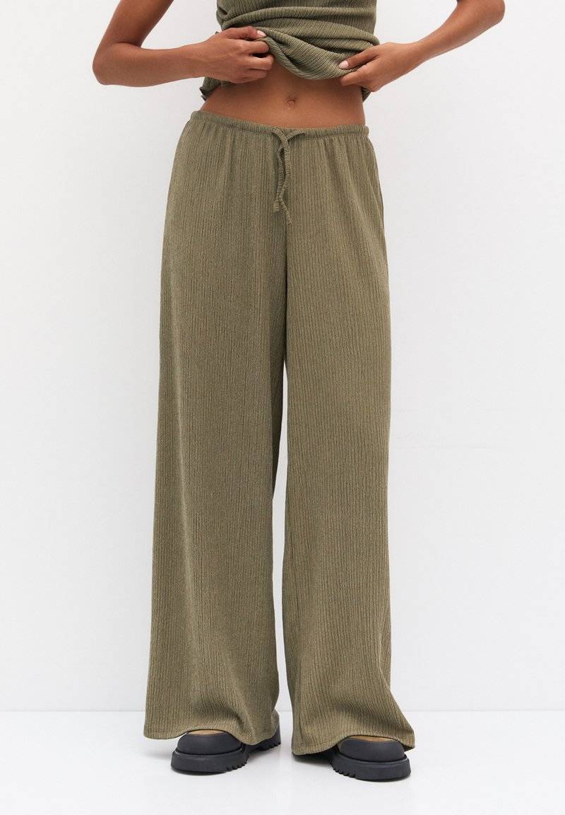 PULL&BEAR PULL&BEAR WIDE-LEG FLOWING - Trousers - khaki Online Shopping