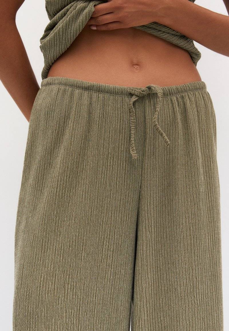 PULL&BEAR PULL&BEAR WIDE-LEG FLOWING - Trousers - khaki Online Shopping