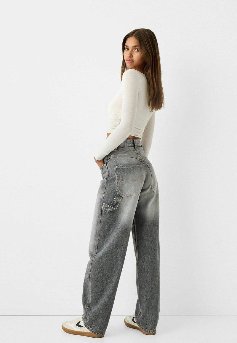 Bershka Bershka WIDE BALLOON CARPENTER - Relaxed fit jeans - grey Weihnachtsangebot