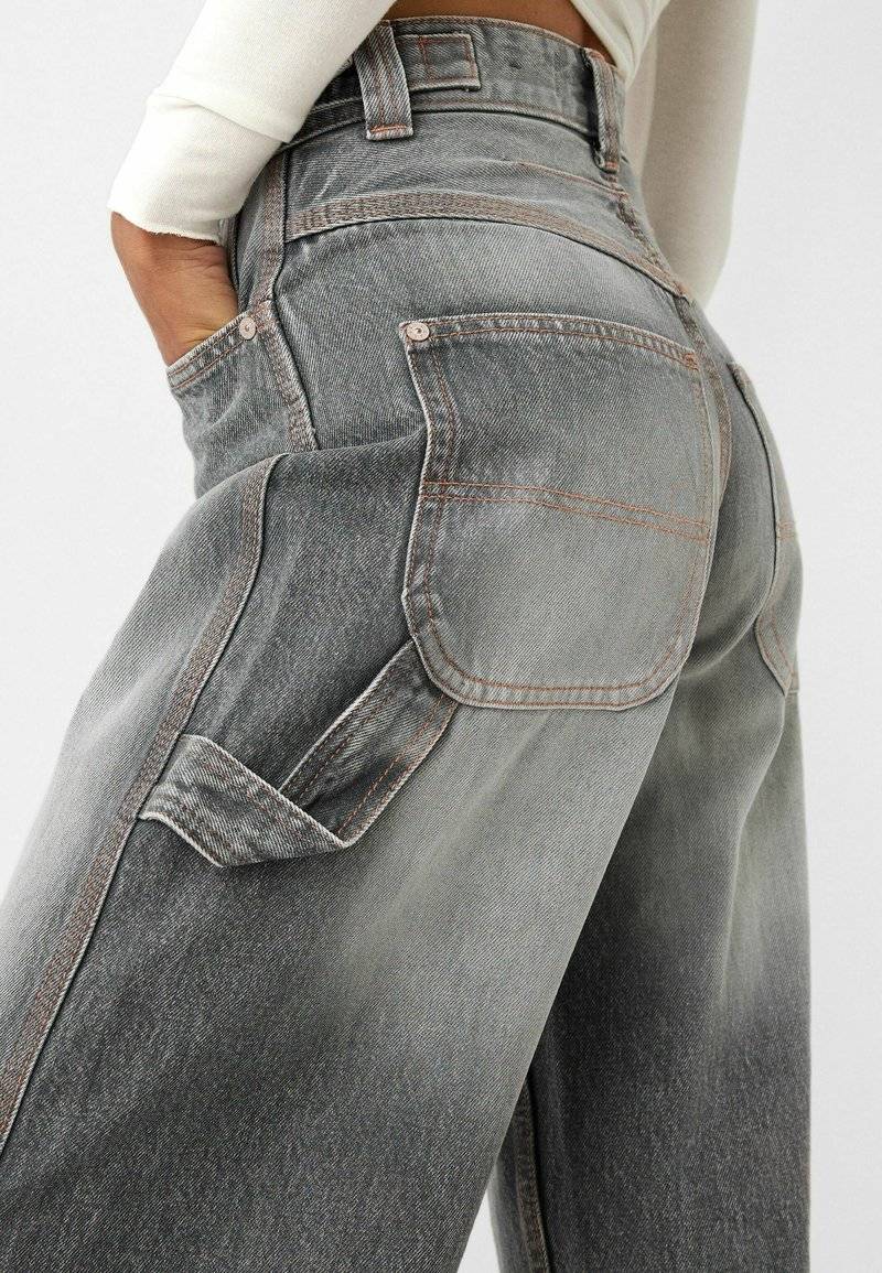 Bershka Bershka WIDE BALLOON CARPENTER - Relaxed fit jeans - grey Weihnachtsangebot