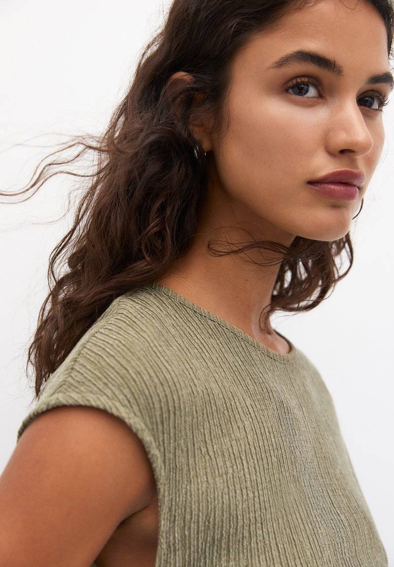 PULL&BEAR PULL&BEAR GATHERED SLEEVELESS - Blouse - khaki Heißer Verkauf