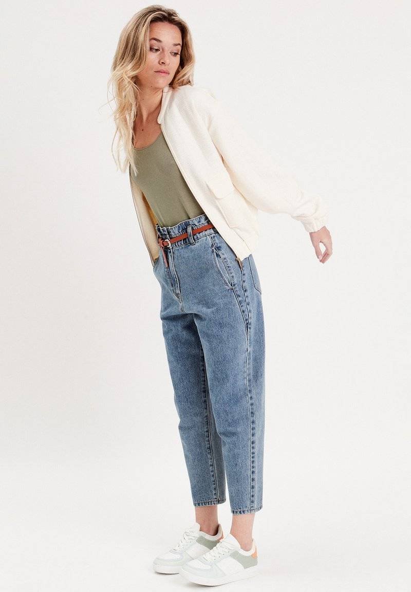 Cache Cache Cache Cache SLOUCHY-MIT GÜRTEL - Jeans Tapered Fit - denim stone Große Rabatte
