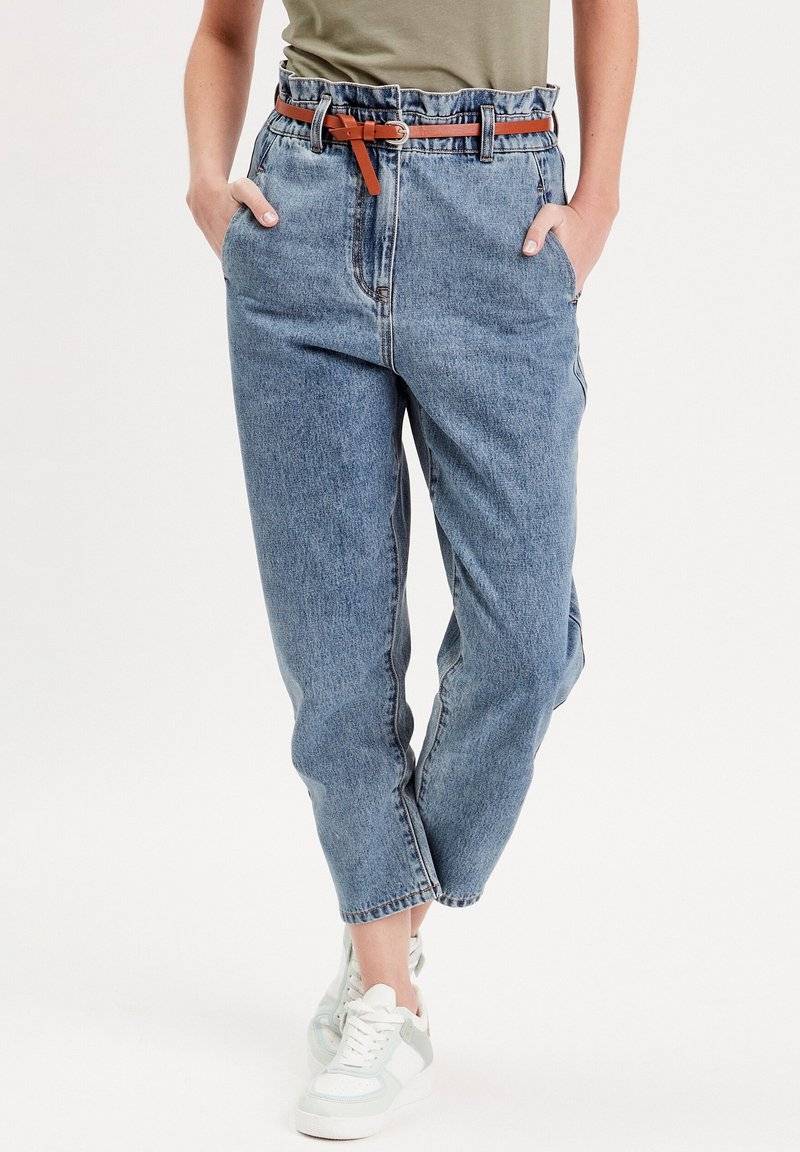Cache Cache Cache Cache SLOUCHY-MIT GÜRTEL - Jeans Tapered Fit - denim stone Große Rabatte