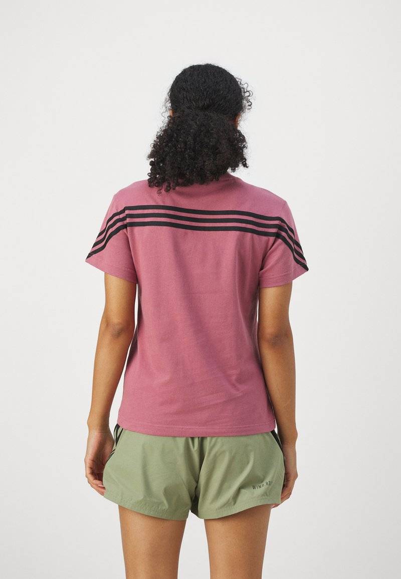 adidas Sportswear adidas Sportswear FUTURE ICONS THREE STRIPES - Print T-shirt - preloved crimson Clearance-Verkauf
