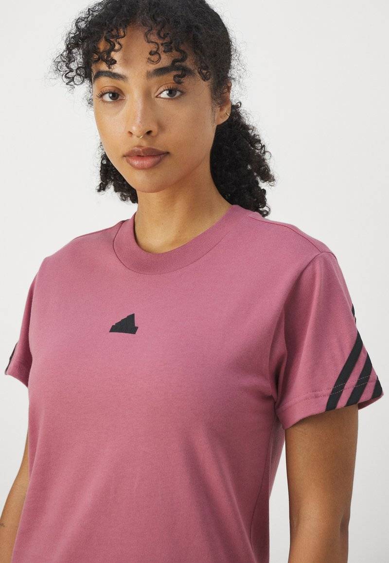 adidas Sportswear adidas Sportswear FUTURE ICONS THREE STRIPES - Print T-shirt - preloved crimson Clearance-Verkauf