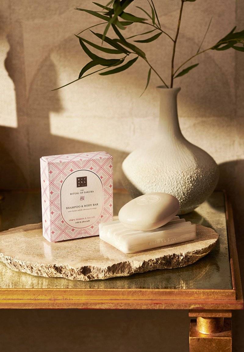 Rituals Rituals THE RITUAL OF SAKURA SHAMPOO & BODY BAR - Soap bar Begrenzte Freigabe