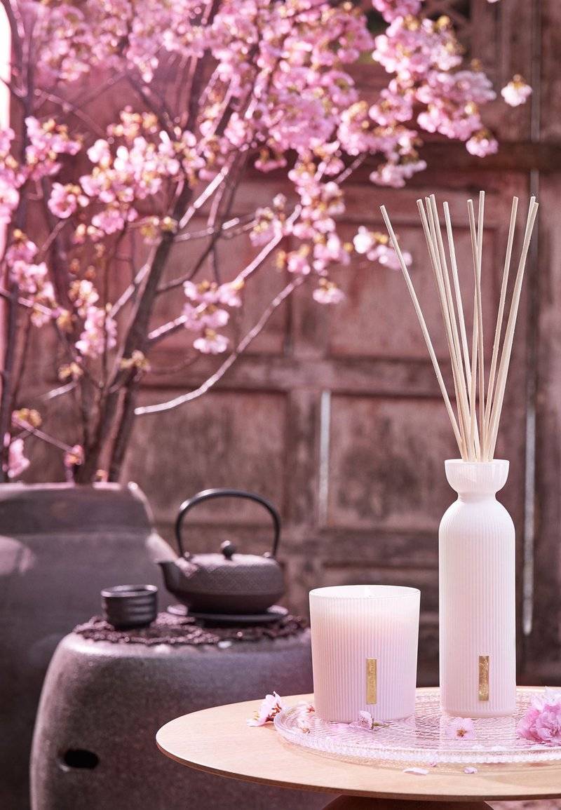 Rituals Rituals SCENTED CANDLE THE RITUAL OF SAKURA - FLORAL - CHERRY BLOSSOM & RICE MILK - Scented candle Zeitbegrenzte Promotion