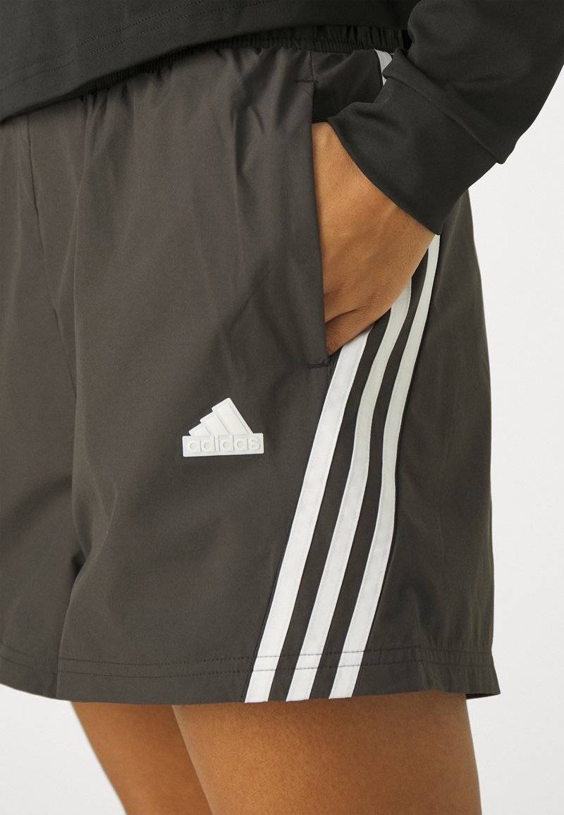 adidas Sportswear adidas Sportswear FUTURE ICONS THREE STRIPES SHORT - Sports shorts - black Tägliche Deals