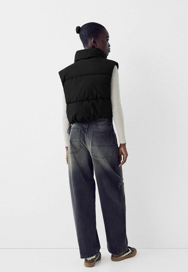 Bershka Bershka CROPPED PUFFER - Waistcoat - black denim Sonderangebot
