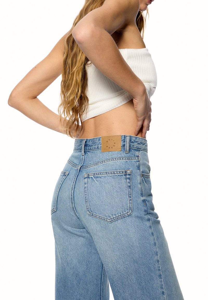PULL&BEAR PULL&BEAR HIGH WAIST - Flared Jeans - blue Schlussverkauf