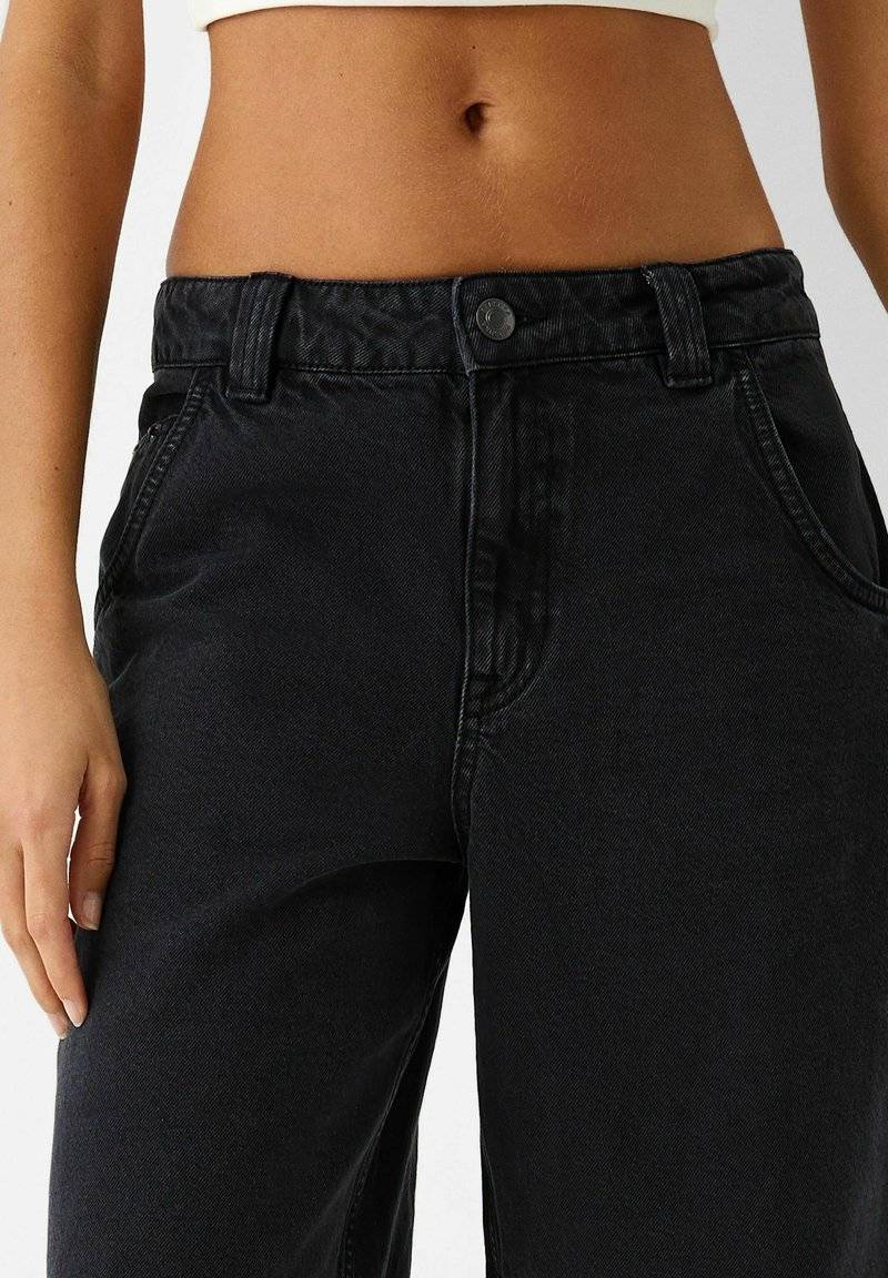 Bershka Bershka BERMUDA - Denim shorts - black Exklusivangebot