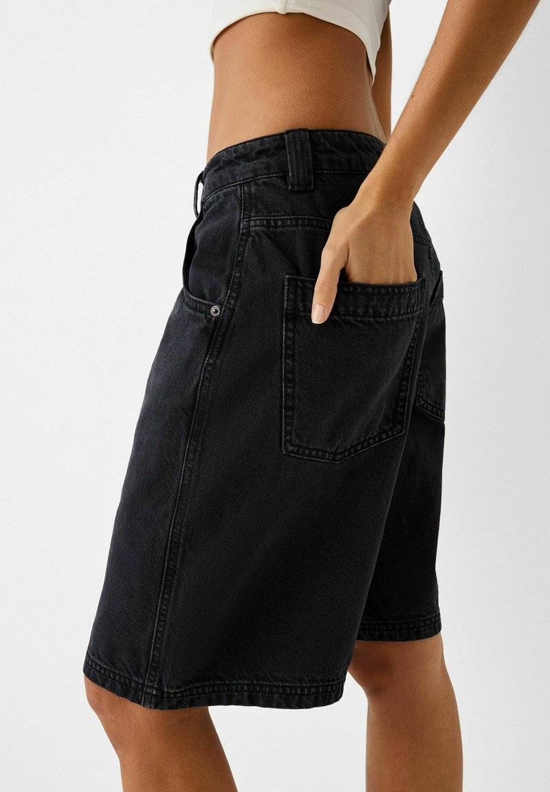Bershka Bershka BERMUDA - Denim shorts - black Exklusivangebot