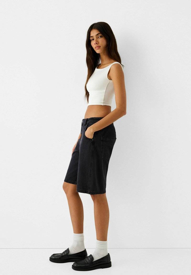 Bershka Bershka BERMUDA - Denim shorts - black Exklusivangebot