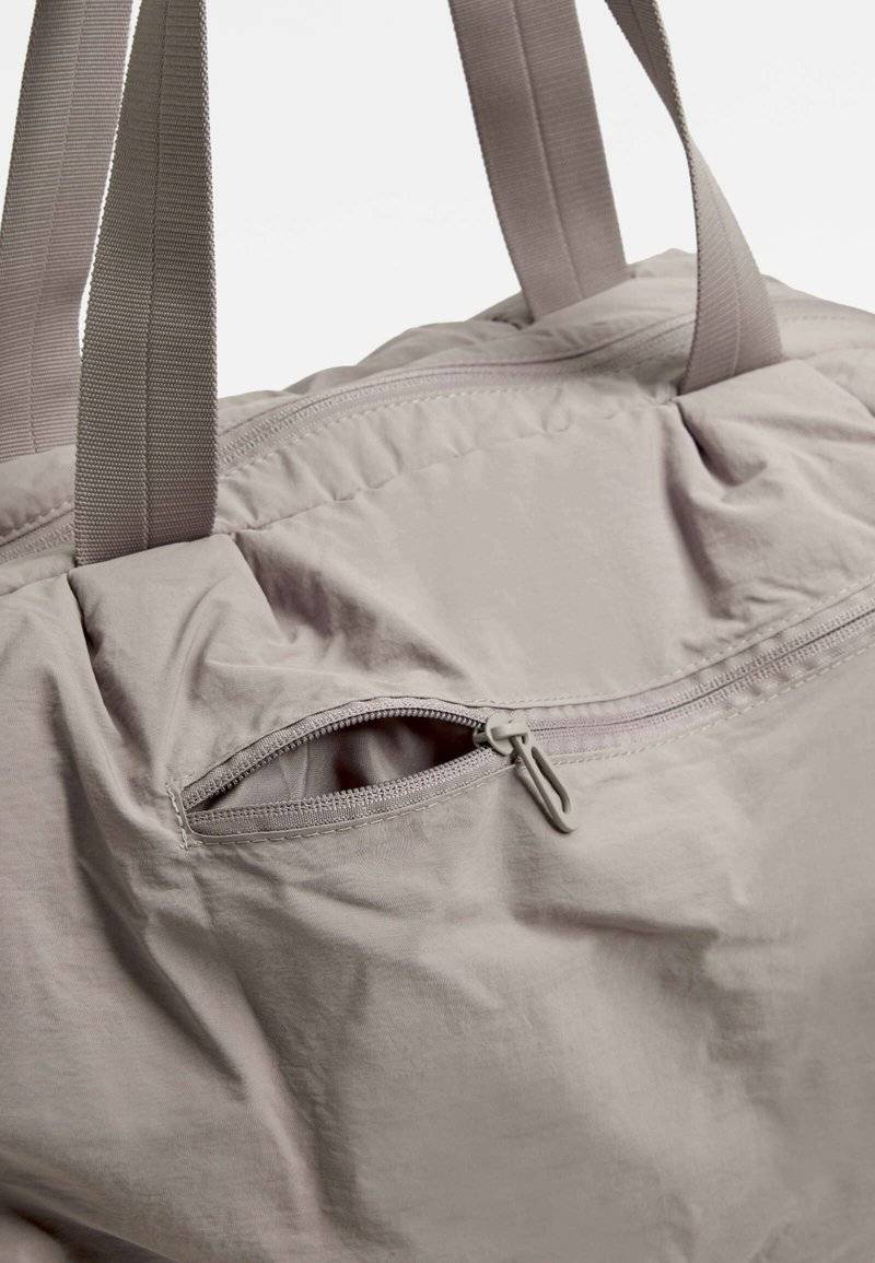 OYSHO OYSHO RUCHED - Holdall - grey Jubiläumsangebot