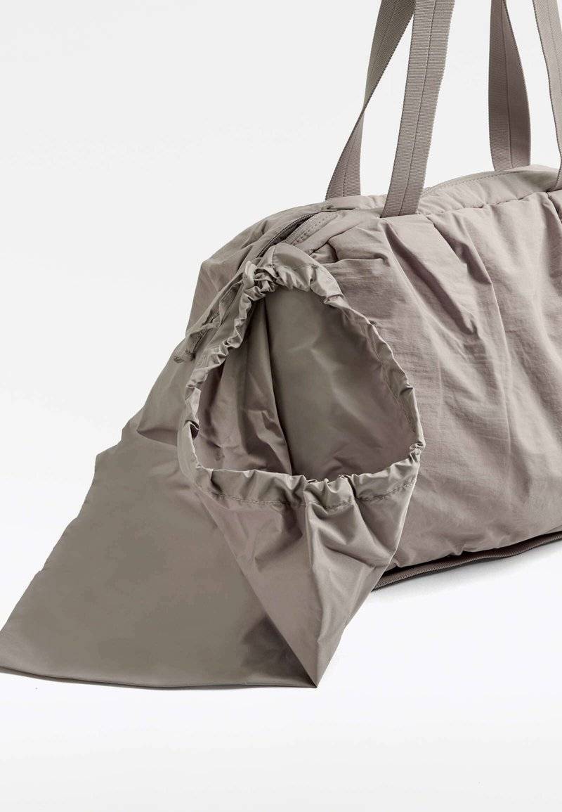 OYSHO OYSHO RUCHED - Holdall - grey Jubiläumsangebot