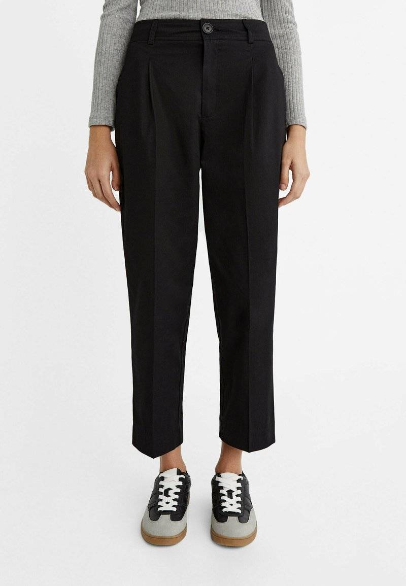 Stradivarius Stradivarius CARROT WITH DARTS DETAIL - Trousers - black Fabrikpreis