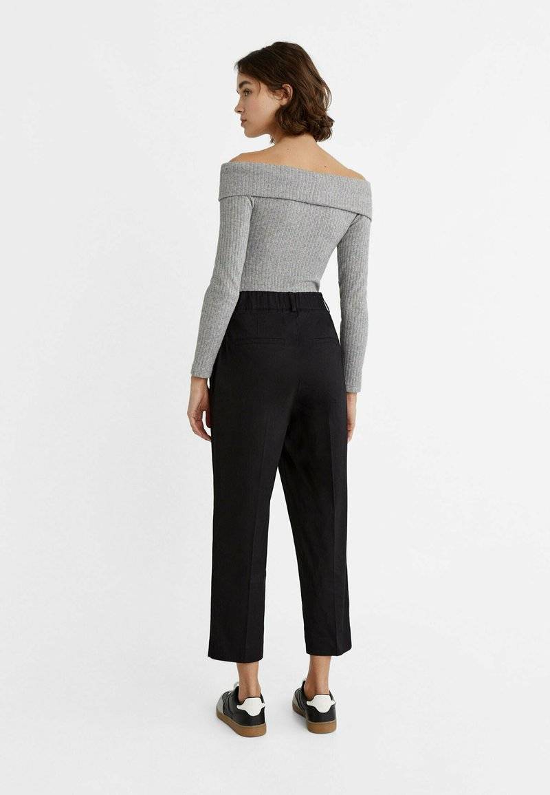 Stradivarius Stradivarius CARROT WITH DARTS DETAIL - Trousers - black Fabrikpreis
