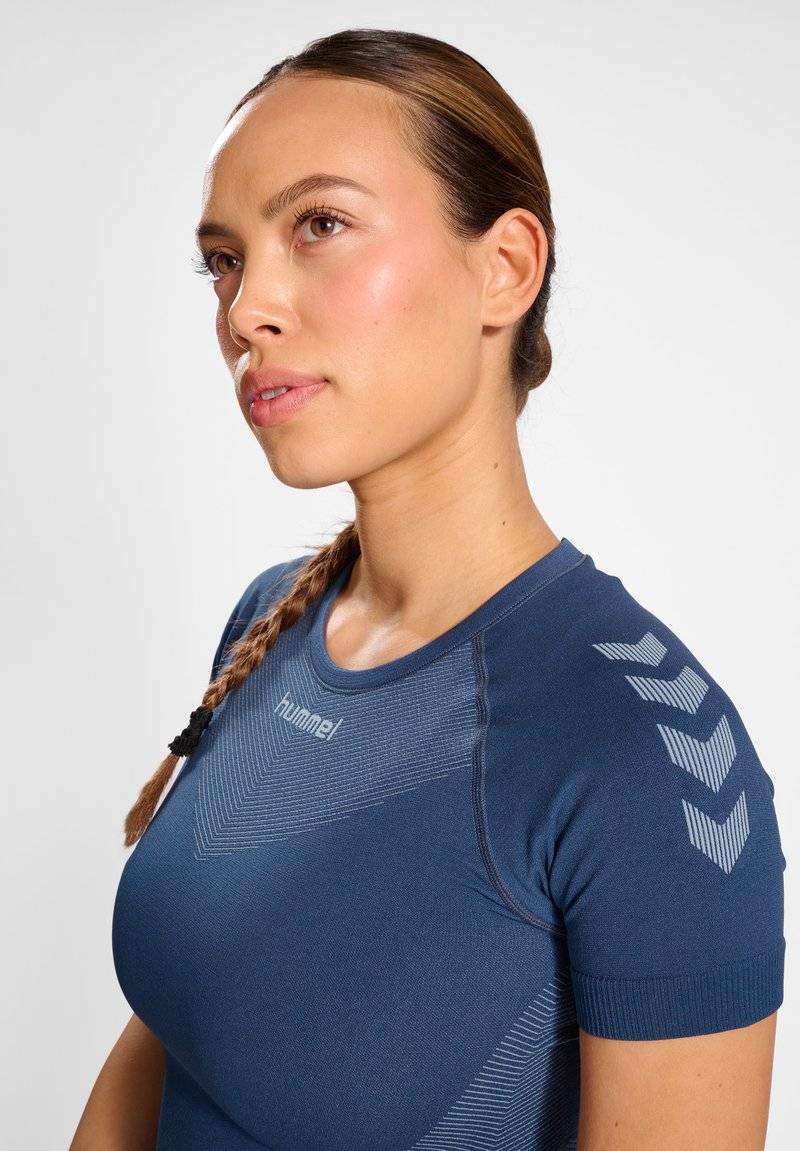 Hummel Hummel FIRST SEAMLESS - Sports T-shirt - vintage indigo zollfrei