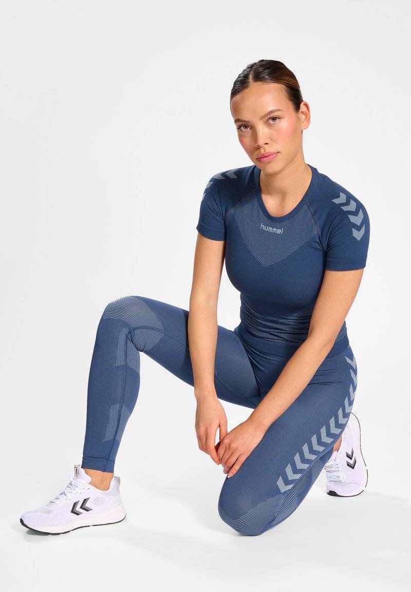 Hummel Hummel FIRST SEAMLESS - Sports T-shirt - vintage indigo zollfrei