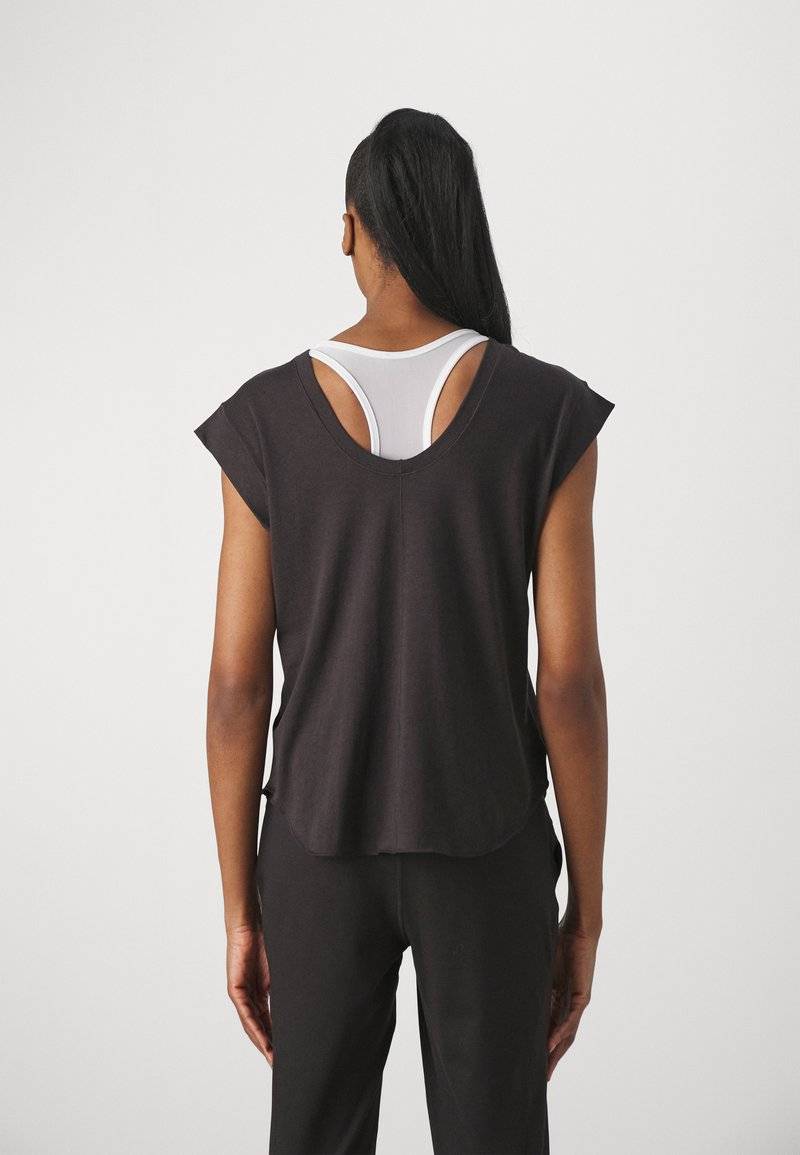 Puma Puma STUDIO FOUNDATIONS TEE - Sports T-shirt - black Outlet