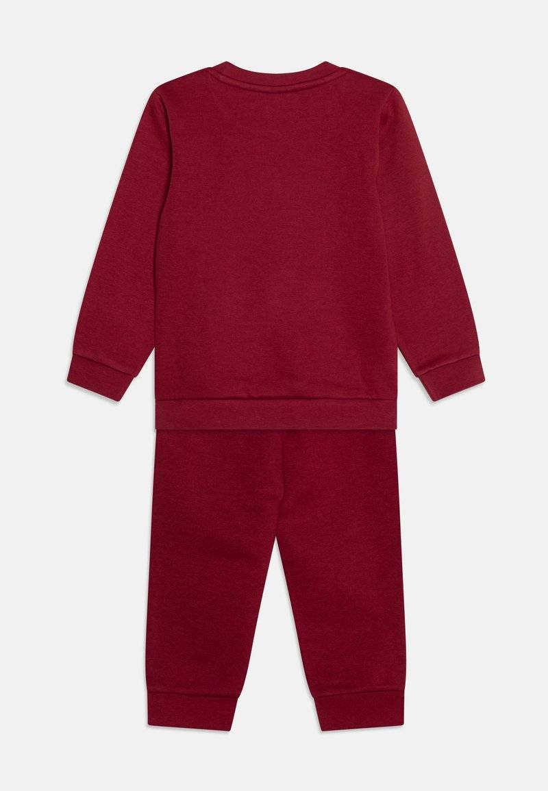 Puma Puma MINICATS CREW JOGGER UNISEX SET - Tracksuit - intense red Versandkostenfrei