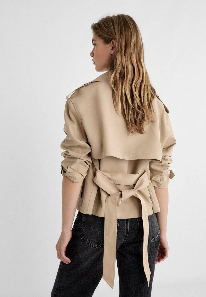 Stradivarius Stradivarius WITH BELT - Summer jacket - beige Lagerräumung