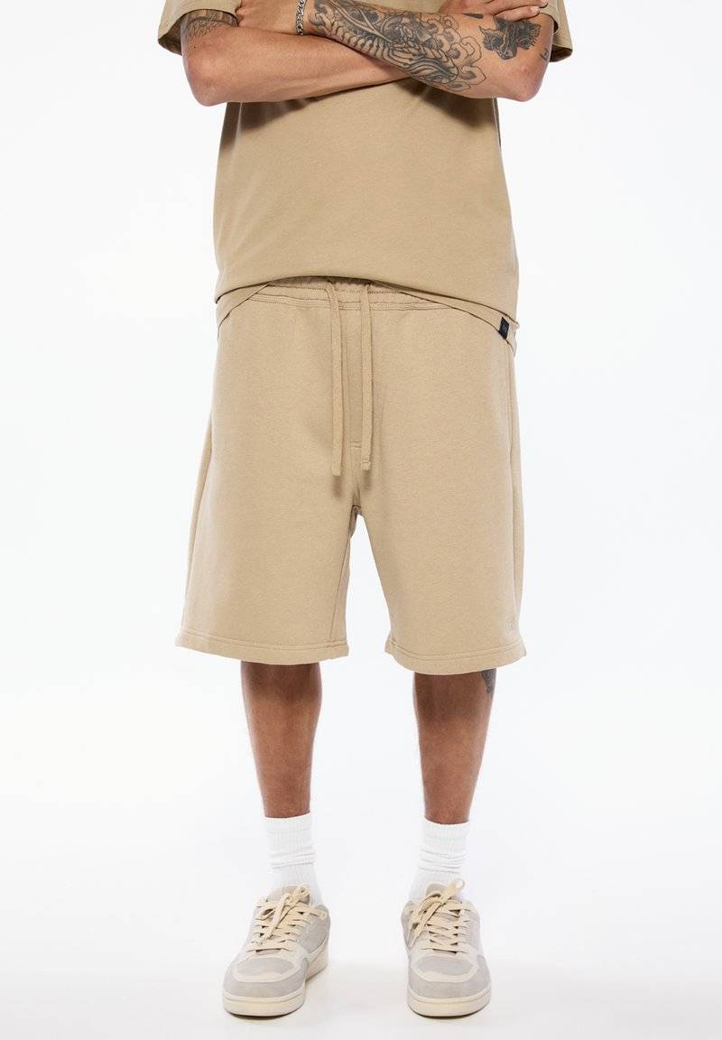 PULL&BEAR PULL&BEAR SET BERMUDA SHORTS AND T-SHIRT - Tracksuit bottoms - sand Blitzangebot