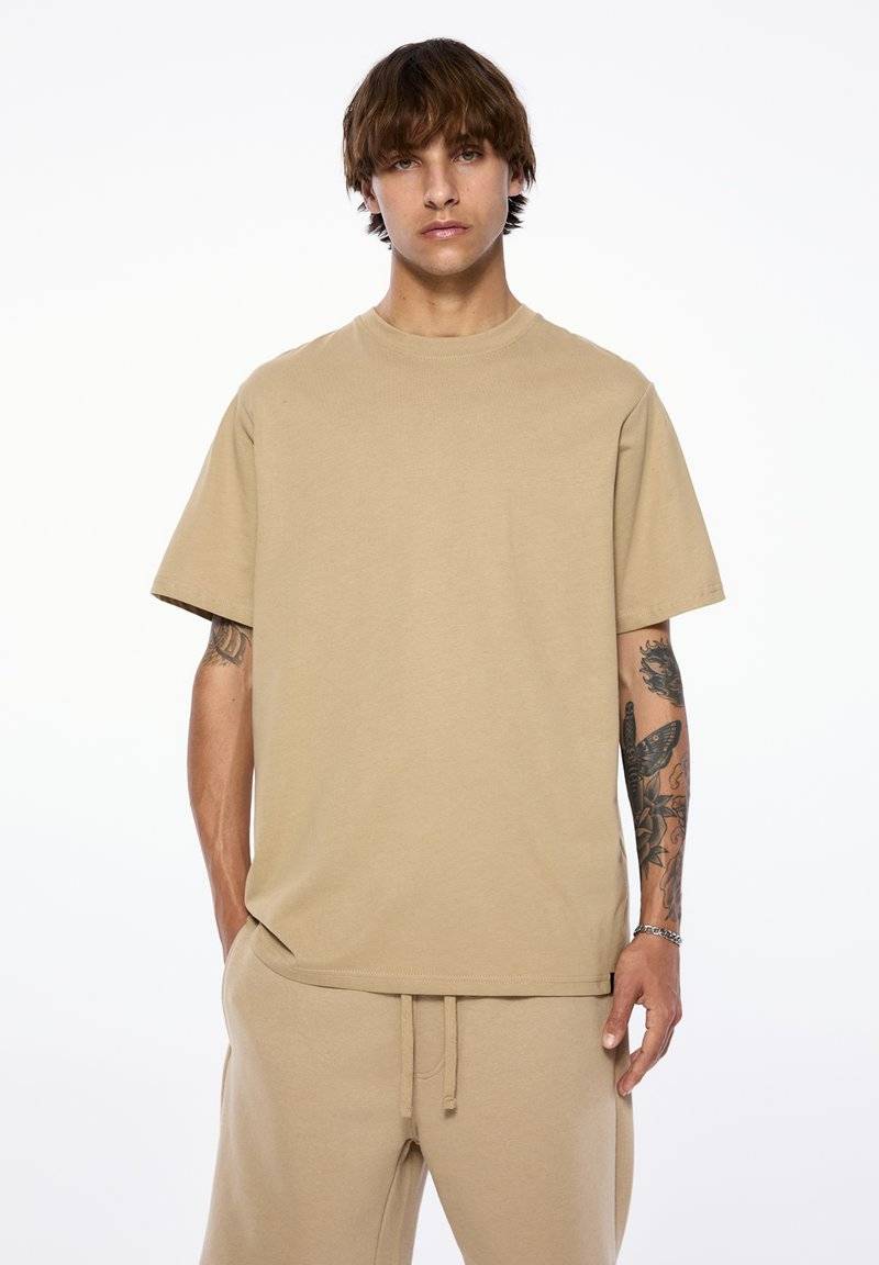 PULL&BEAR PULL&BEAR SET BERMUDA SHORTS AND T-SHIRT - Tracksuit bottoms - sand Blitzangebot