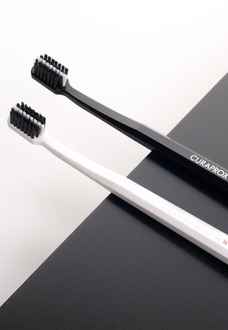Curaprox Curaprox BLACK IS WHITE BLACK/WHITE DUO - Dental care tool - black Bis zu 50% Rabatt