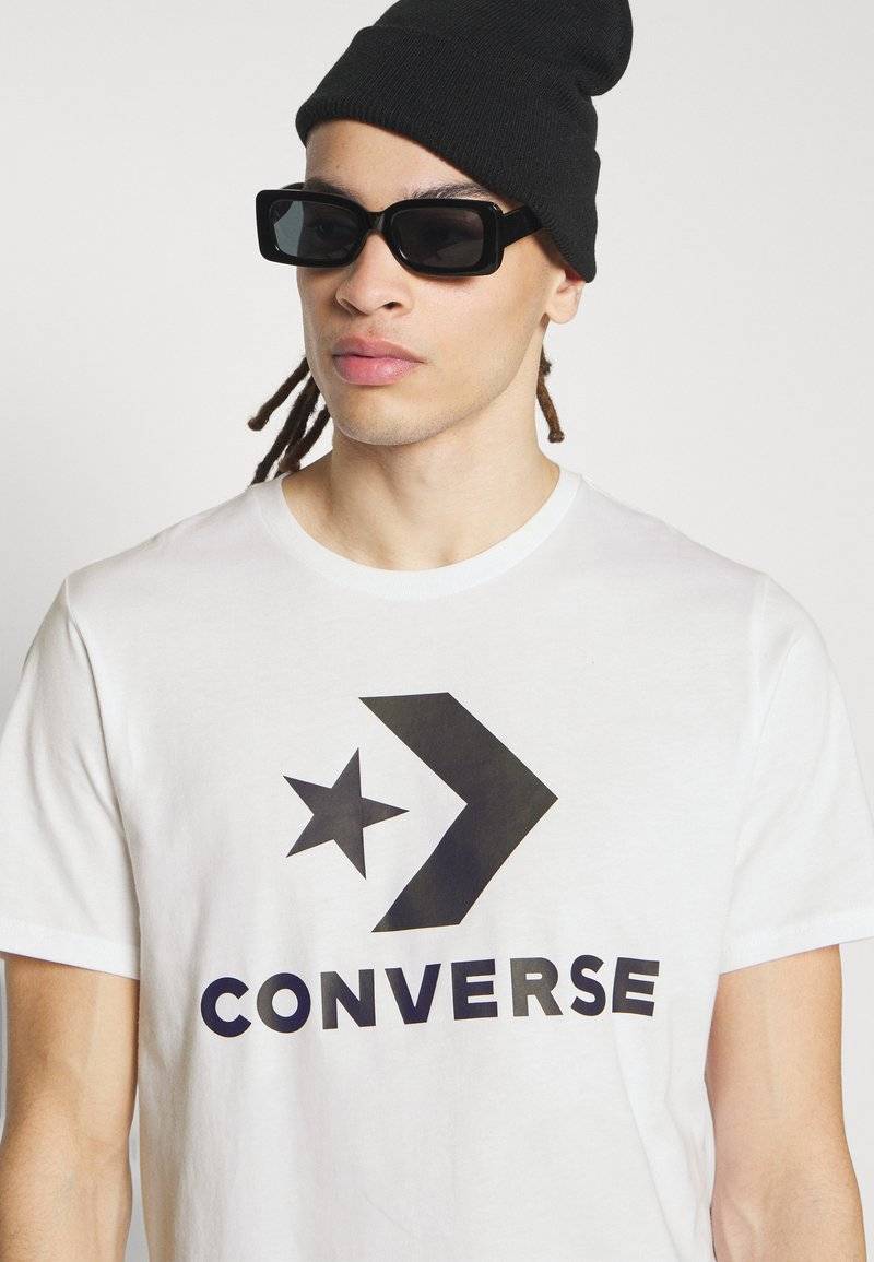 Converse Converse GO TO STAR CHEVRON TEE UNISEX - Print T-shirt - white Bis zu 60% Rabatt