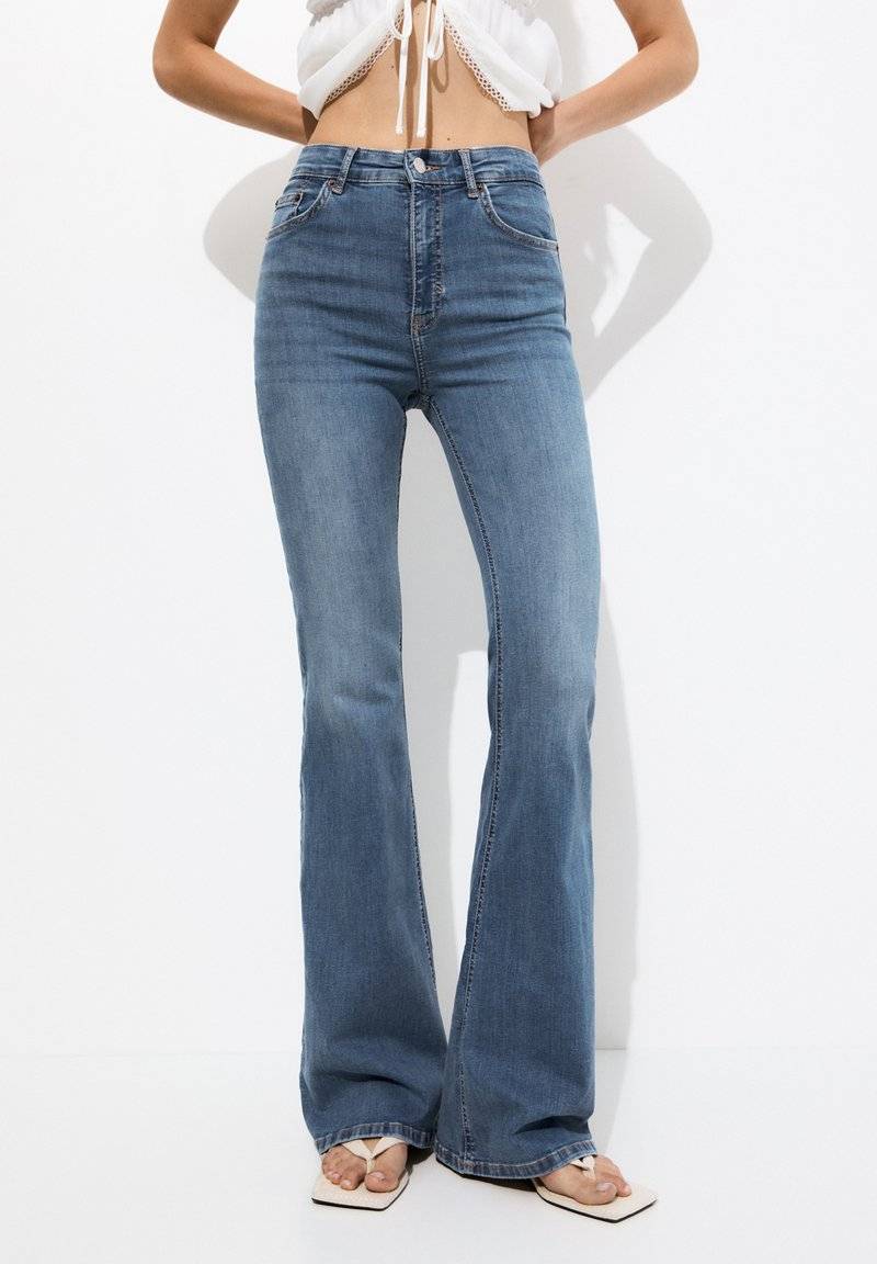 PULL&BEAR PULL&BEAR Flared Jeans - light blue denim Discount Store für neue Produkte
