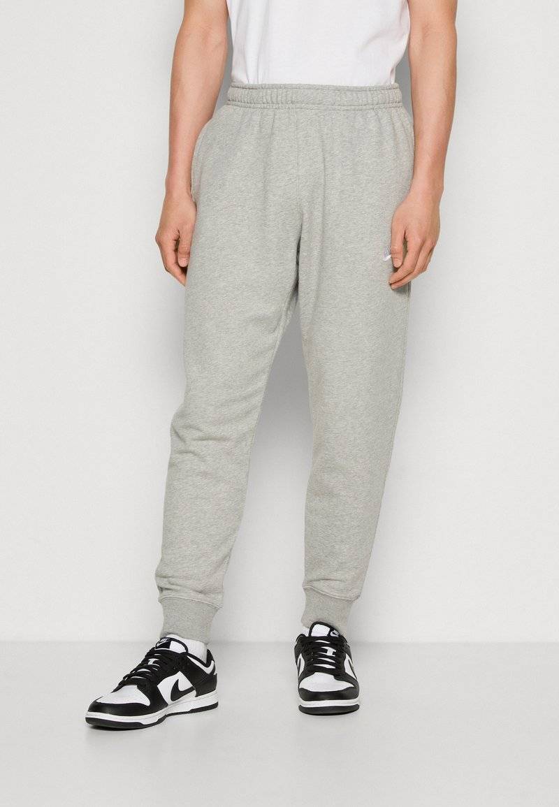 Nike Sportswear Nike Sportswear CLUB JGGR FT - Tracksuit bottoms Kostenloser Versand international