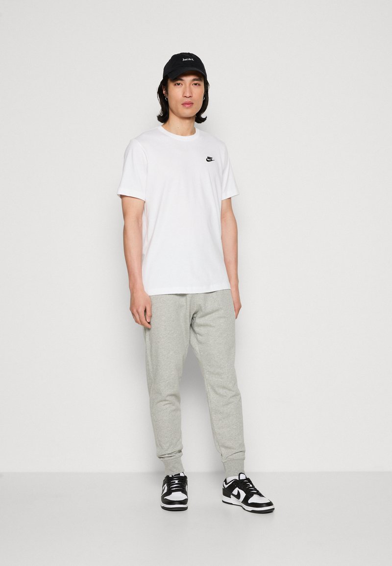 Nike Sportswear Nike Sportswear CLUB JGGR FT - Tracksuit bottoms Kostenloser Versand international