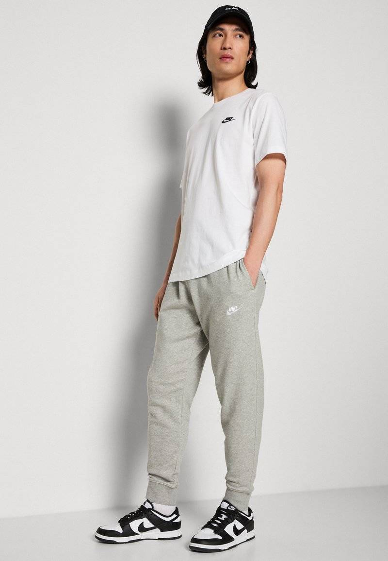 Nike Sportswear Nike Sportswear CLUB JGGR FT - Tracksuit bottoms Kostenloser Versand international
